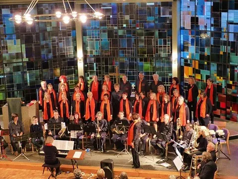 Gospelchor Joyful Voices mit roten Schals
