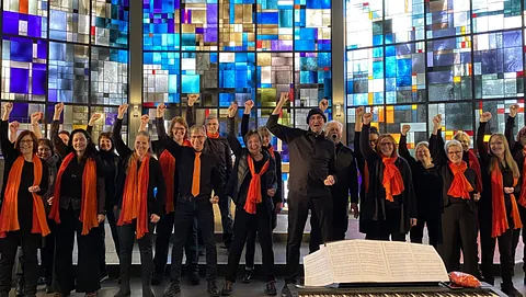 Gospelchor Joyful Voices mit roten Schals